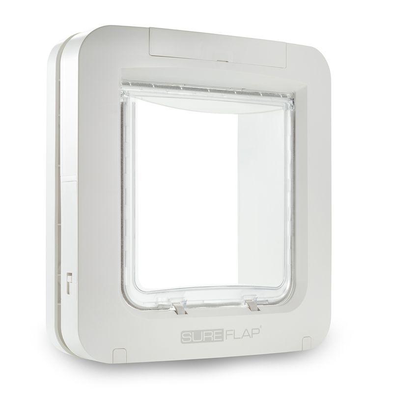 Hvit SureFlap mikrochipstyrt kjæledyrluke i XL-format